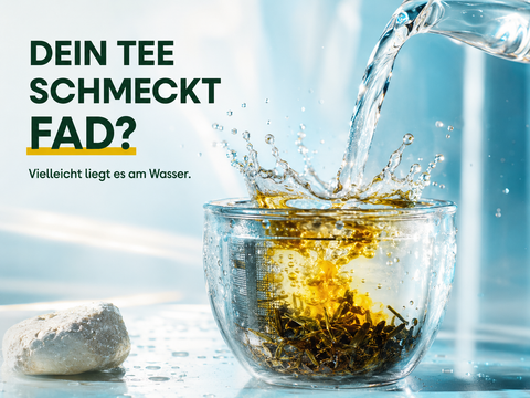 Klares Wasser wird über lose Teeblätter gegossen und verwandelt sich in goldenen Tee
