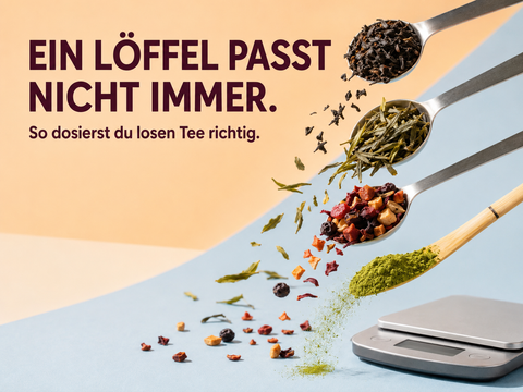 Verschiedene lose Teesorten und Matcha in Dosierlöffeln neben einer Küchenwaage