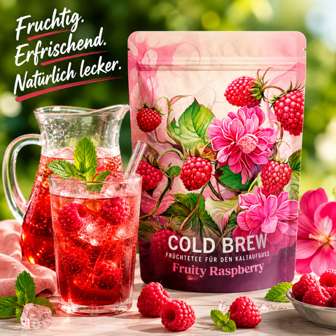 Cold Brew Früchtetee Fruity Raspberry mit frischen Himbeeren und Eiswürfeln als sommerliches Erfrischungsgetränk