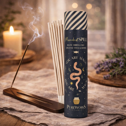 Räucherstäbchen "Moondust Spell - Baltischer Amber & Oud" - inkl. Räucherstäbchenhalter in Geschenkbox